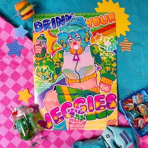 Op de afbeelding: Een kleurrijke illustratie van een persoon met groen haar en een groen-geel jack met sterrenpatroon dat een groene fles vasthoudt met de tekst "Drink Your Veggies" in een regenboogkleurig lettertype.