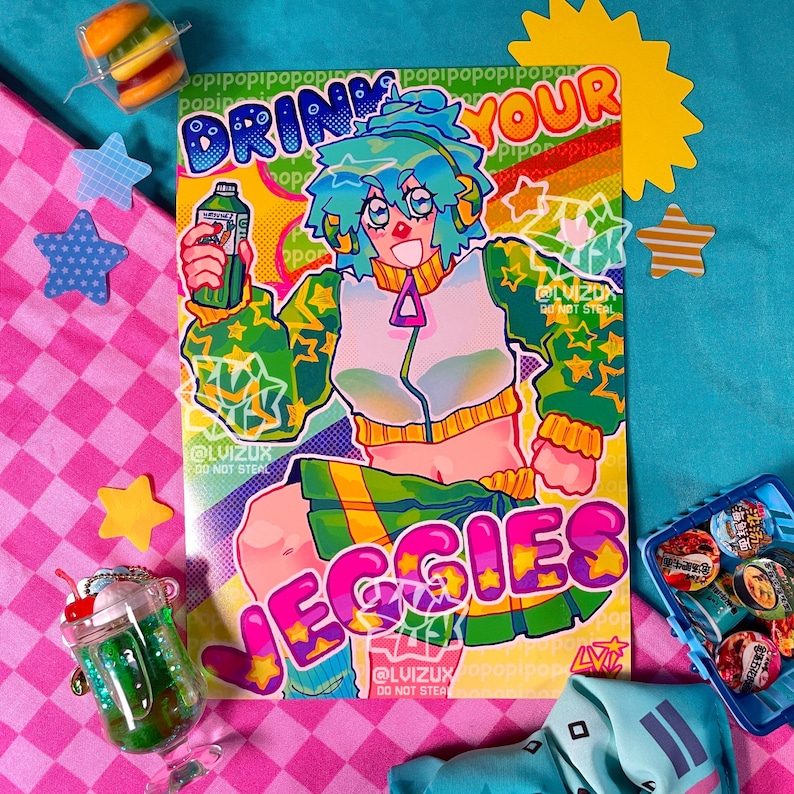 Op de afbeelding: Een kleurrijke illustratie van een persoon met groen haar en een groen-geel jack met sterrenpatroon dat een groene fles vasthoudt met de tekst "Drink Your Veggies" in een regenboogkleurig lettertype.
