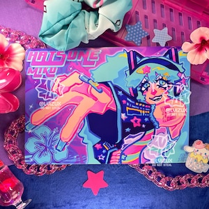 Op de afbeelding: Een kleurrijke illustratie van Hatsune Miku, een populaire Japanse virtuele zangeres, met een roze, blauwe en paarse kleurstelling. De afbeelding heeft een levendige achtergrond met sterren en een bloem. De tekst "Hatsune Miku" staat in roze letters bovenaan de afbeelding.