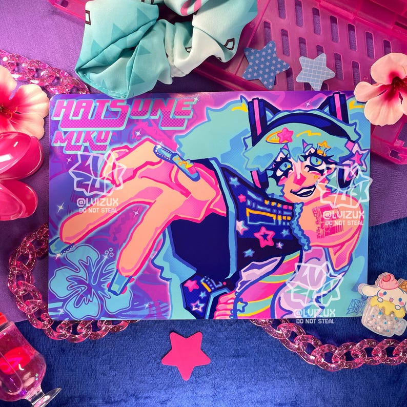 Op de afbeelding: Een kleurrijke illustratie van Hatsune Miku, een populaire Japanse virtuele zangeres, met een roze, blauwe en paarse kleurstelling. De afbeelding heeft een levendige achtergrond met sterren en een bloem. De tekst "Hatsune Miku" staat in roze letters bovenaan de afbeelding.