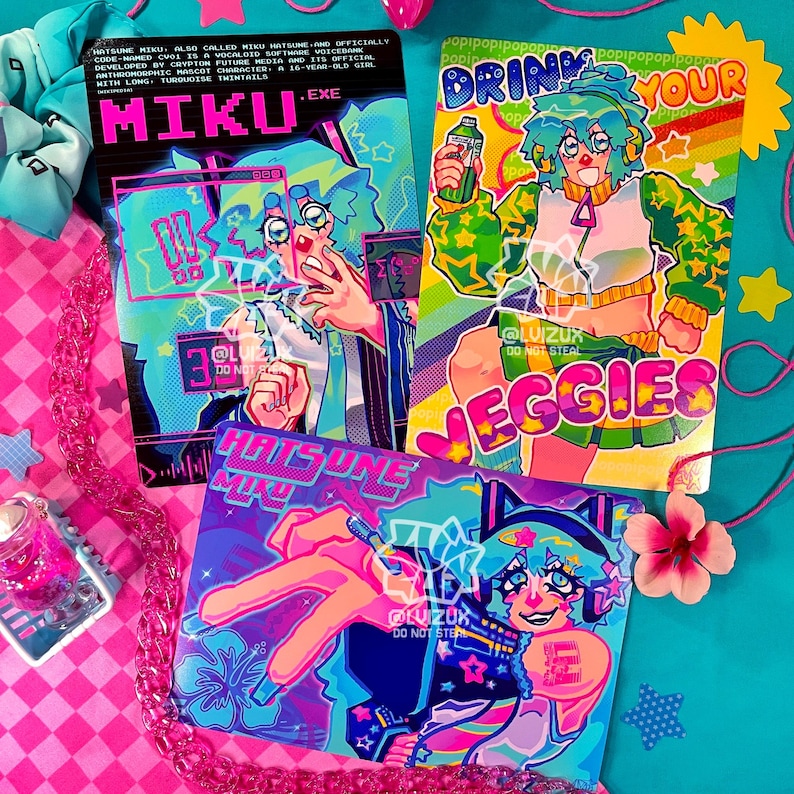 Op de afbeelding: Drie kleurrijke digitale kunstprints met een cartoonfiguur met blauw haar en verschillende outfits. De prints hebben een gepixelde stijl en bevatten de tekst "Miku", "Hatsue Miku" en "Drink Your Veggies".