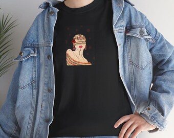 Könnte beinhalten: Schwarzes T-Shirt mit einem Motiv einer Frau mit einer roten Blume im Haar und einem goldenen Schleier, der ihre Augen bedeckt. Das Motiv ist von kleinen goldenen Sternen umgeben.