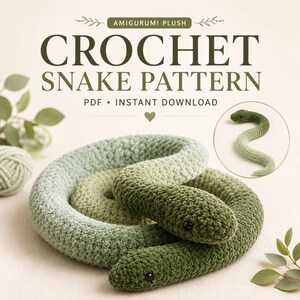 Könnte beinhalten: Eine Häkelanleitung für eine Schlange als PDF mit dem Text AMIGURUMI PLUSH CROCHET SNAKE PATTERN PDF INSTANT DOWNLOAD. Das Bild zeigt eine geringelte, texturierte Plüschschlange in einem grünen Farbverlauf von dunkel zu hell.