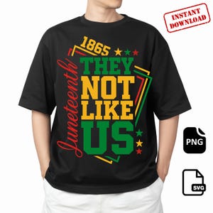 以下が含まれることがあります： 黒いTシャツ。緑と黄色の文字で「1865 THEY NOT LIKE US」と書かれています。「Juneteenth」の文字が赤で縦書きされています。「Instant Download」の赤いスタンプも表示されています。
