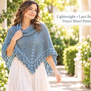 Könnte beinhalten: Ein blaues, dreieckiges Häkeltuch mit einem durchbrochenen Rautenmuster und einer dekorativen Spitzenborte. Der Text "Lightweight • Lace Border Prayer Shawl Pattern" ist in einem rechteckigen Rahmen in der oberen rechten Ecke zu sehen.