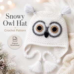 Puede incluir: Un gorro de ganchillo blanco con cara de búho nival, ojos grandes grises, dorados y negros, pico negro y dos borlas blancas en la parte superior. El texto dice Snowy Owl Hat Crochet Pattern y PDF Digital Download.