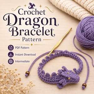 Op de afbeelding: Een paarse gehaakte drakenarmband met kleine gouden kralen, vergezeld van een gouden haaknaald en een bol bijpassend paars garen. De tekst luidt Crochet Dragon Bracelet Pattern, PDF Pattern, Instant Download, en Intermediate.