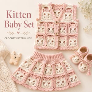 Pode incluir: Um conjunto de bebé em croché com um colete, uma saia em camadas e sapatinhos, com um motivo de cara de gatinho em rosa e creme. O colete tem dois botões de madeira em forma de pata. Texto: Kitten Baby Set CROCHET PATTERN PDF.