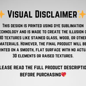 Pu&ograve; includere: Testo di disclaimer visivo che spiega che il design &egrave; stampato utilizzando la tecnologia di sublimazione del colore per creare l'illusione di texture 3D. Il prodotto finale sar&agrave; stampato su una superficie liscia e piatta senza elementi 3D reali o texture in rilievo. Il testo incoraggia anche gli acquirenti a leggere la descrizione completa del prodotto prima di acquistare.