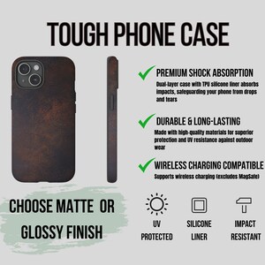 Pu&ograve; includere: Una custodia per telefono resistente con un design testurizzato marrone e nero. La custodia &egrave; compatibile con la ricarica wireless e presenta una fodera in silicone per assorbire gli urti. La custodia &egrave; protetta dai raggi UV e dagli impatti.