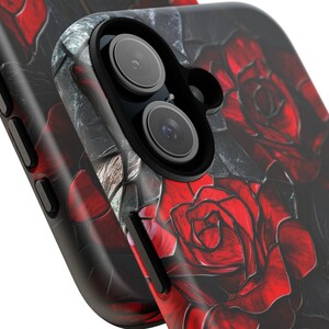 Pu&ograve; includere: Custodia per telefono nera con un design a rosa rossa. La custodia ha un rialzo per la fotocamera e una superficie testurizzata.