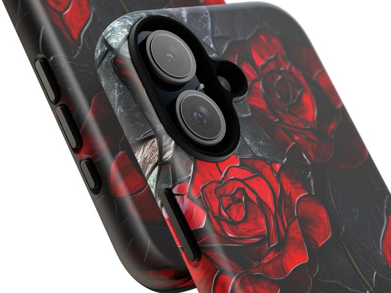 Pu&ograve; includere: Custodia per telefono nera con un design a rosa rossa. La custodia ha un rialzo per la fotocamera e una superficie testurizzata.