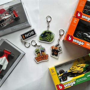 Acrylic McLaren F1 Keyring – Lando Norris & Oscar Piastri Inspired – Formula 1 Car Keychain Gift for Racing Fans