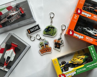 Llavero acrílico McLaren F1 – Inspirado en Lando Norris y Oscar Piastri / Llavero de coche de Fórmula 1 / Regalo de carreras / Regalo de Navidad para él
