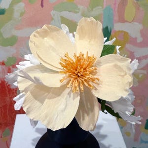 Peonía Clair de Lune, dalia, flores de papel crepé Scabiosa y jarrón