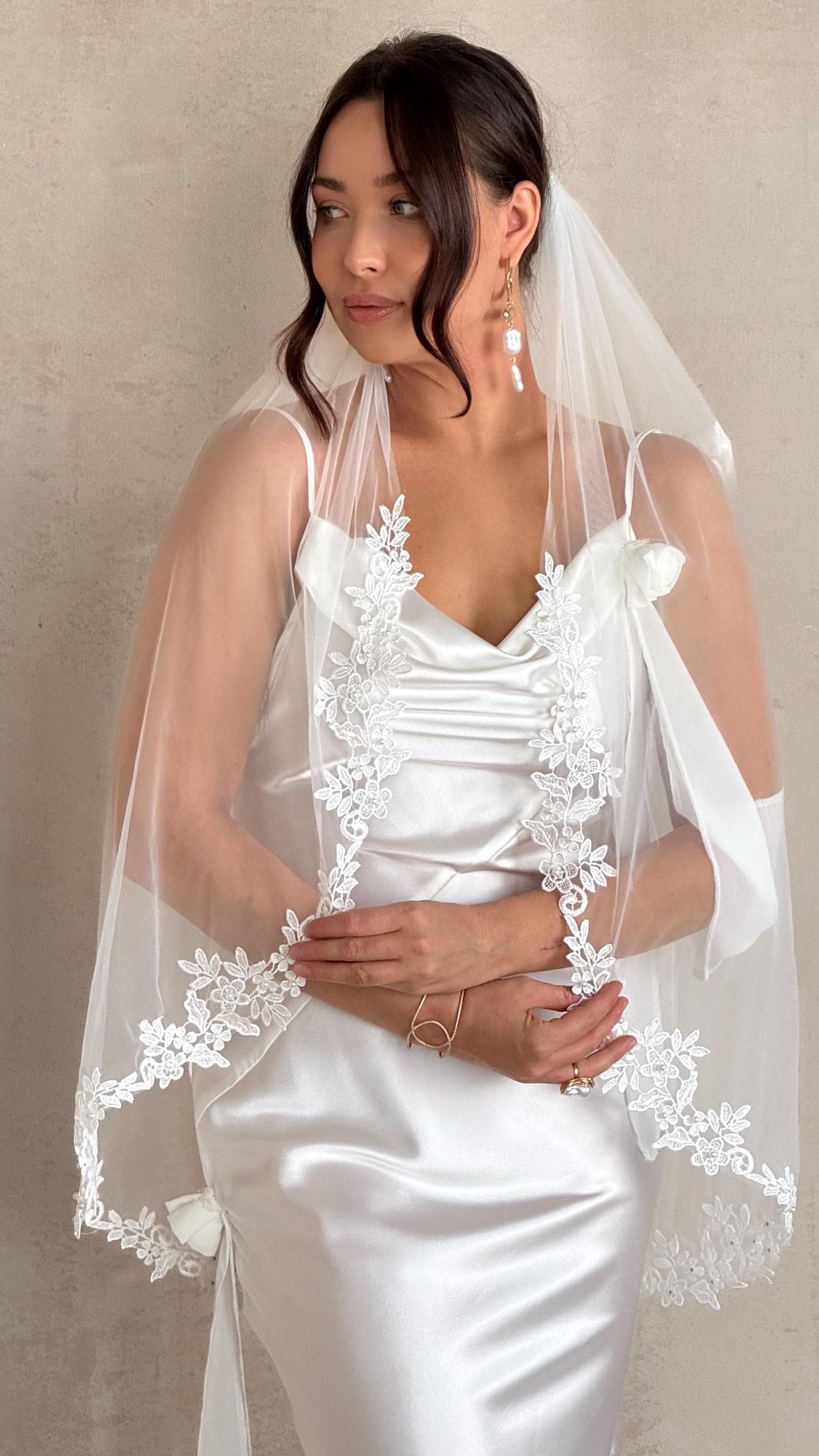 Classic wedding veil- Elegant bridal veil with lace edge, Cut Edge, Scalloped or Beaded Trim, Fingertip, Elbow length, Boho Floral Lace Veil - Ivory with no pearls, Fingertip 39in