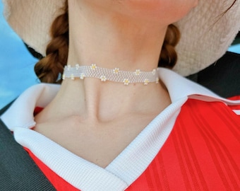 Handmade Daisy Beaded Choker: Adjustable Floral Necklace