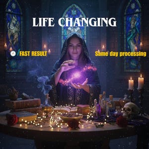 Op de afbeelding: Een afbeelding met de tekst "LIFE CHANGING", "FAST RESULT" en "Same day processing". Een persoon in een donkere capuchonmantel houdt een gloeiende paarse bol vast. De scène bevat kaarsen, boeken en een schedel op een tafel.