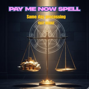 以下が含まれることがあります： 金色の天秤で、片側にはお金とコインが山積みになっています。もう片方は空です。天秤の上には「PAY ME NOW SPELL」、「Same day processing」、「FAST RESULT」という文字があります。背景には光るシンボルがあります。