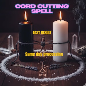 Könnte beinhalten: Eine schwarze und eine weiße Kerze mit Flammen sind durch eine Schnur mit einer kleinen Puppe verbunden. Die Worte "CORD CUTTING SPELL", "FAST RESULT" und "Same day processing" sind im Bild zu sehen. Kristalle und Kräuter sind ebenfalls vorhanden.