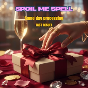 Może przedstawiać: Beżowe pudełko na prezent z bordową kokardą, otoczone płatkami róż i monetami. Widoczny tekst "SPOIL ME SPELL", "Same day processing" i "FAST RESULT". W obrazie znajduje się również kieliszek szampana i dłoń ozdobiona biżuterią.