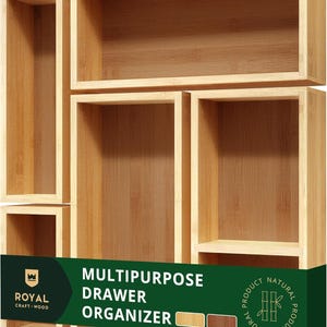 Könnte beinhalten: Eine Ansammlung hellbrauner Bambus-Schubladen-Organizer in verschiedenen rechteckigen Formen. Die Organizer sind in einer gestapelten Konfiguration angeordnet. Der Text auf dem grünen Banner lautet "MULTIPURPOSE DRAWER ORGANIZER". Das Logo lautet "ROYAL CRAFT WOOD".
