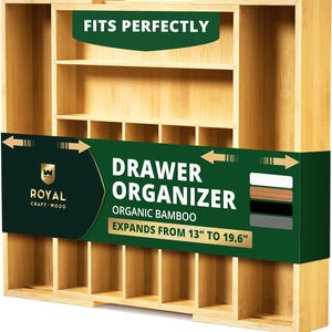 Könnte beinhalten: Ein Bambus-Schubladen-Organizer mit mehreren Fächern und Regalen. Der Text auf dem Organizer lautet "DRAWER ORGANIZER ORGANIC BAMBOO ERWEITERT SICH VON 33 cm BIS 49.8 cm" und "FITS PERFECTLY". Der Organizer ist aus hellbraunem Holz.