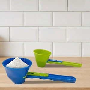 以下が含まれることがあります： 2つのプラスチック製の計量スプーン。青いスプーンには白い粉が入っています。もう一方のスプーンは緑色です。どちらのスプーンにも、同じ色の長い柄が付いています。スプーンは木製の表面にあります。
