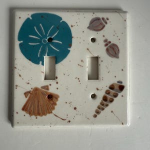 Placca interruttore standard doppia in ceramica dipinta a mano a forma di conchiglia color acquamarina