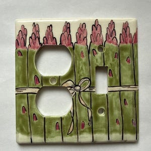 以下が含まれることがあります： 白い文字で「Welcome to our home」と書かれた素朴な木製サイン。 傷んだ仕上げとシンプルで魅力的なデザインで、玄関ドアの装飾に最適です。