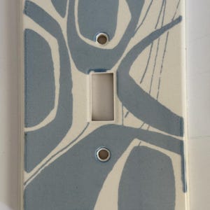 MCM (Mid-Century Modern) blauwe handgeschilderde keramische plaatafdekking met enkele schakelaar