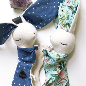 Bunny Lovey, NEUE STOFFE Baby Kuscheltier, Bio-Baumwollfleece, Baby-Dusche-Geschenk, Stoffauswahl, personalisierbar, Floral, kariert