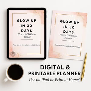 Może przedstawiać: Cyfrowy i do wydrukowania planer z różowym marmurowym tłem. Planer nosi tytuł "Glow Up in 30 Days Fitness & Wellness Planner". Tekst "Your Step-by-Step guide to Health & Fitness" jest również zawarty. Planer jest pokazany na tablecie i wydrukowanej kopii.
