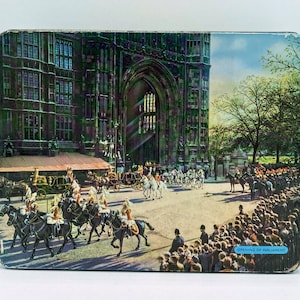 Vintage UK Souvenir, Opening of Parliament, Queen Elizabeth II, Procession, Horses, 2 Pound Biscuit Tin, Westminster, London, 10 1/2&quot;x8 1/4&quot;