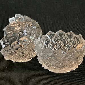 salière en verre pressé vintage, motifs ronds, diamants et sunburst, cuisine raffinée, salière, cochon de sel, trempage au sel, début du XXe siècle