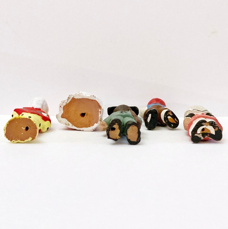 Set of 5 Vintage Mud People, 2 Miniatures, España, Spain, Guardia Civil, Señoras, Women, Boy & Girl, Terracotta, Red, Yellow, Green, White image 4