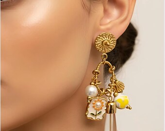 Pendientes largos de oro y acero inoxidable - Pendientes con dijes - Pendientes de flores de perlas blancas - Joyería gitana