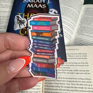 Pegatina de Sarah J. Maas para pila de libros: vinilo inspirado en ACOTAR y TOG. Regalo ideal para amantes de los libros de fantasía, ideal para diarios, Kindles y botellas de agua.