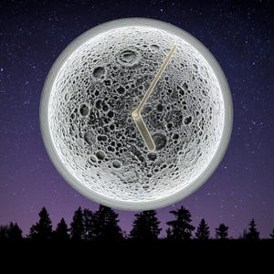 Può includere: Un orologio a forma di luna con una lancetta dorata che punta al 12. L'orologio è posizionato su uno sfondo blu scuro con stelle bianche.