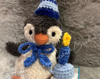 Handgefertigtes Häkeloutfit: Geburtstagssets - Partyhut und Kuchen für Jellycat - kleiner Erdnuss-Pinguin