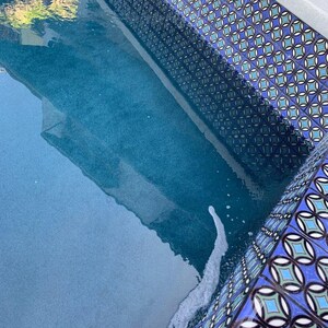 Donna Rings Modern Pool Tiles: Hand-Painted Ceramic Backsplash (6x6) Bild 17