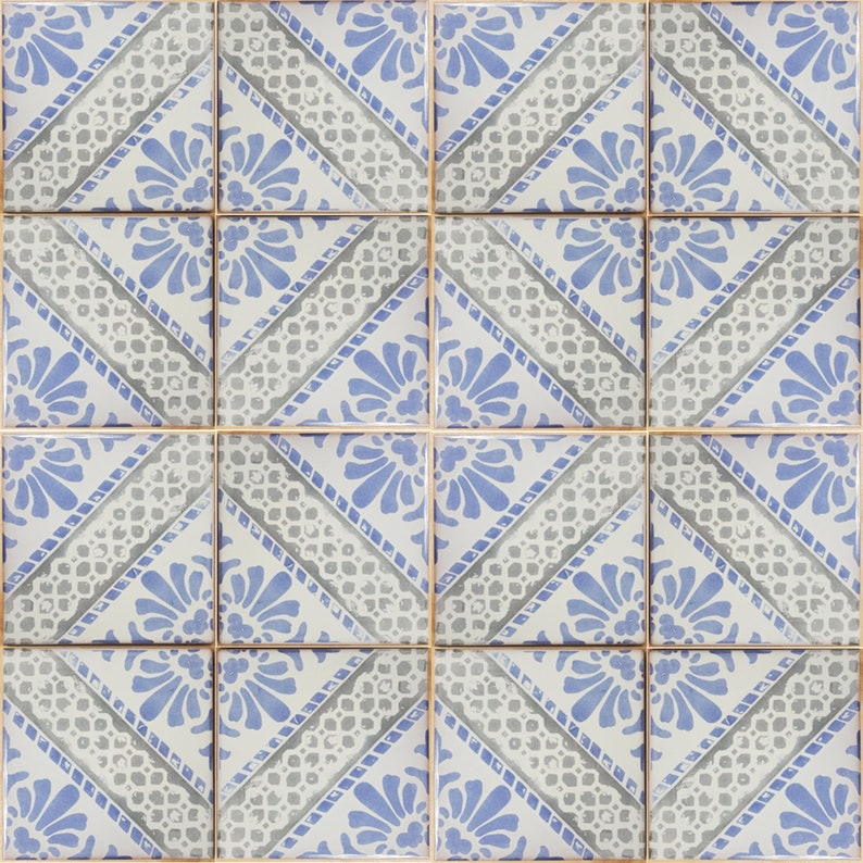 Pode incluir: Um conjunto de dezasseis azulejos quadrados com um padr&atilde;o repetitivo. Cada azulejo apresenta um desenho floral em tons de azul e cinza sobre um fundo branco. A disposi&ccedil;&atilde;o em grelha cria uma superf&iacute;cie decorativa coesa.
