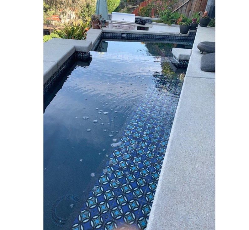 Donna Rings Modern Pool Tiles: Hand-Painted Ceramic Backsplash (6x6) Bild 2