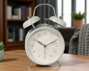 Budzik w stylu vintage w kolorze szarym | Głośny podwójny dzwonek | Wystrój domu lub sypialni | Ręcznie robiony metalowy zegar | Ponadczasowy design retro