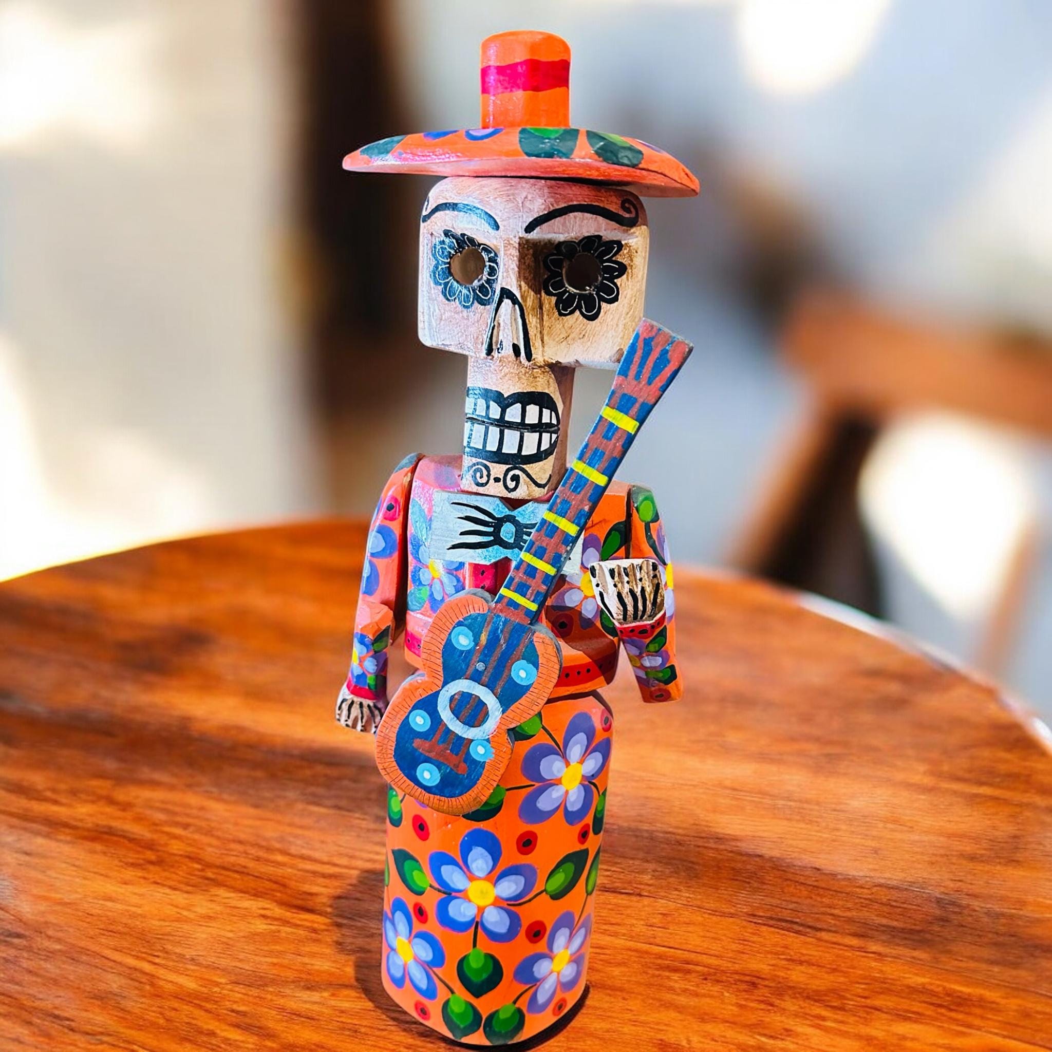 手作りのメキシコの骸骨の置物 - 死者の日の木製アート - カラフルな 