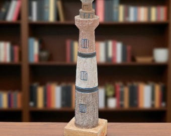 Decorazione faro in legno – Regalo artigianale nautico per mensola, scrivania, ufficio – Scultura in miniatura costiera, regalo con atmosfera marina