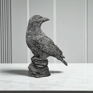 Decorazione di Halloween con corvo glitterato nero su base in pietra / Statuina gotica in resina / Decorazione spettrale per mensola / Corvo in resina con estetica stregonesca autunnale