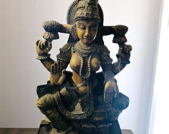 古い木製のインドの女神の偶像、ラクシュミ神の彫刻、手彫り、インドの