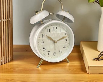 Reloj despertador retro con dos campanas / Reloj de metal vintage para decoración de dormitorio / Reloj de mesa de oro blanco / Regalo retro artesanal