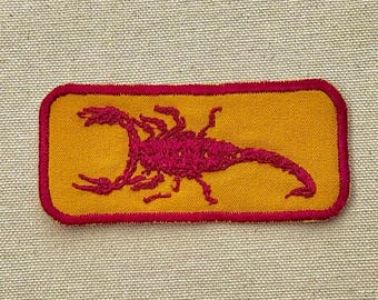 Toppa termoadesiva a forma di scorpione: applicazione di insetto in stile vintage
